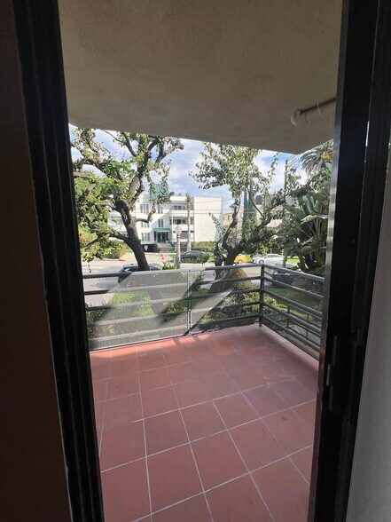 Building Photo - 2107 N Beachwood Dr