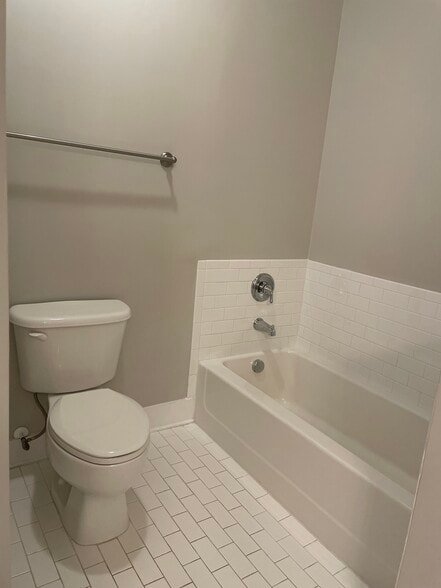 Primary Bathroom Tub - 1101 W 1st St