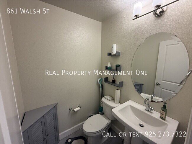 Building Photo - 861 Walsh St