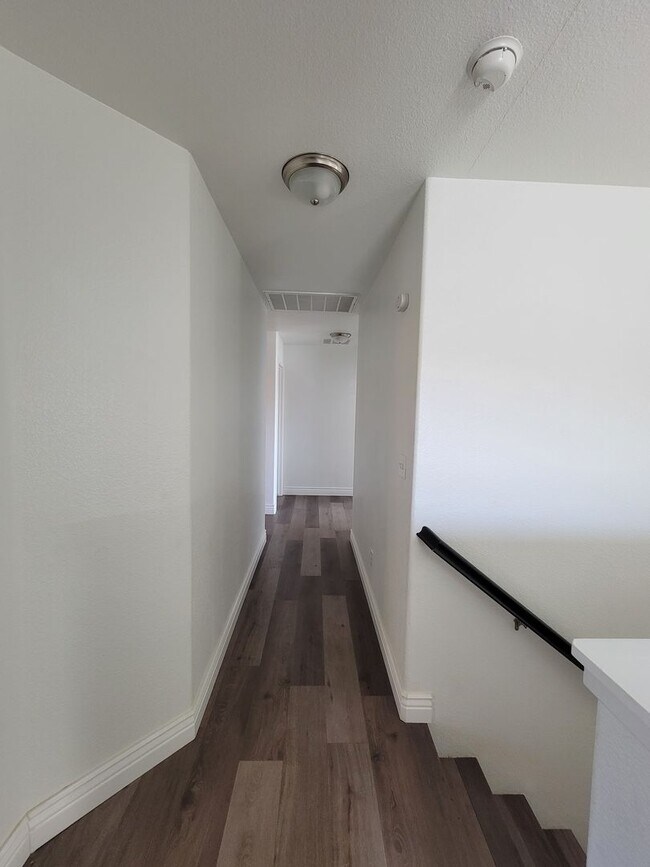 Building Photo - 4 Bedroom 2 Bathroom Home Close to Shopping and Restaurants!!