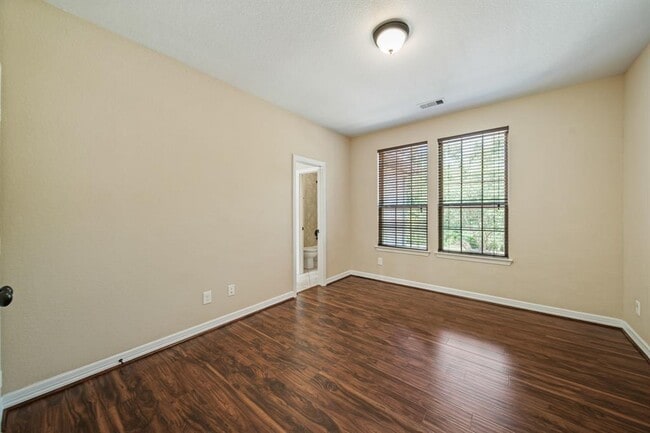 Building Photo - 10 Val Delsa Ct