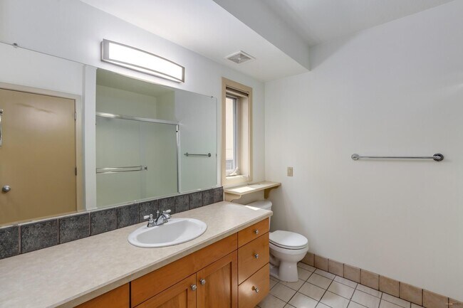 Building Photo - Stunning Townhome Style in NE Portland Lloyd Center District