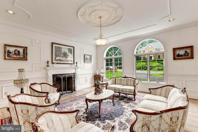 Building Photo - 914 Helga Pl