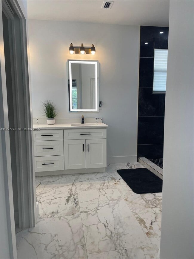 Building Photo - 675 N Romero St