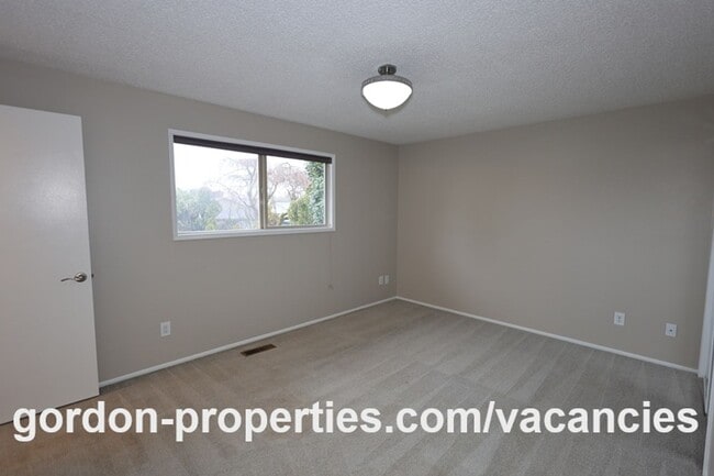 Building Photo - NE 22nd Ct - Gresham 4 bedroom split level home