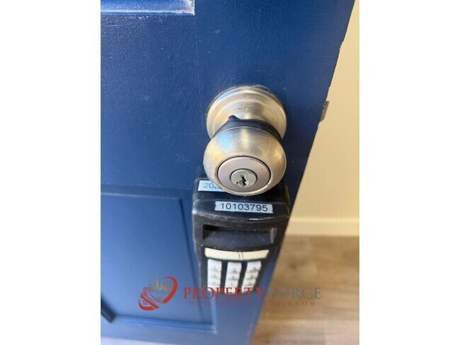 Building Photo - 946 Tamarack Ln