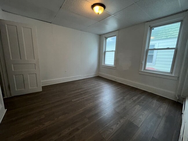 Building Photo - 5 bed 2 bath