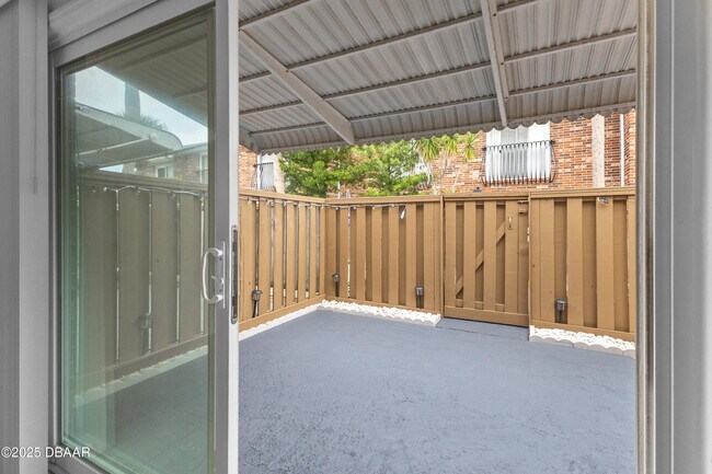 Building Photo - 2200 S Palmetto Ave