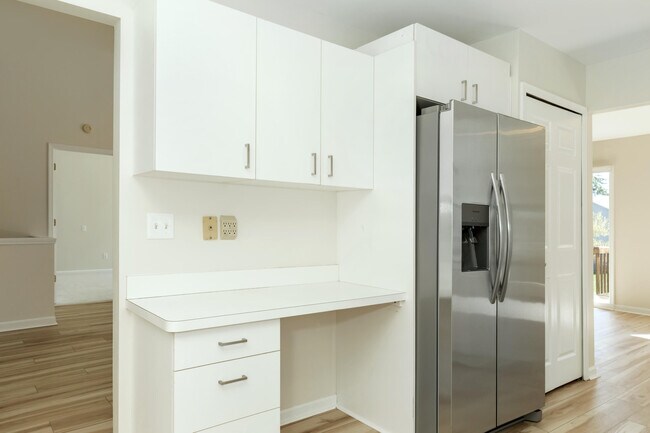 Building Photo - 37743 Avon Ln