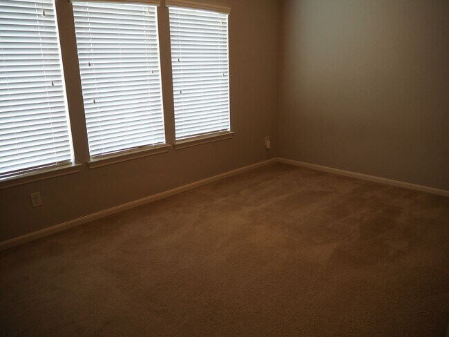 Building Photo - 28607 Green Hedge Dr