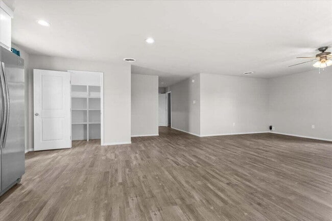 Building Photo - 327 Hiracheta Dr