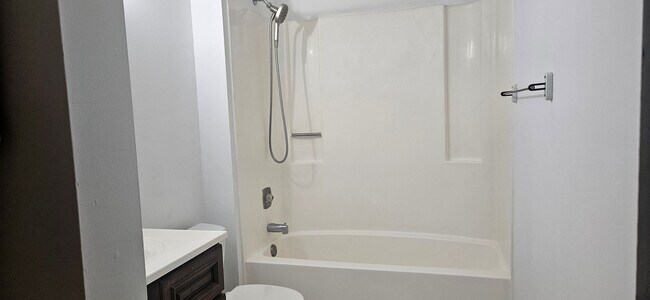 Building Photo - Meticulously Kept 3 bedroom, 2 bath condo in coveted Carriage Hills Condominium Association