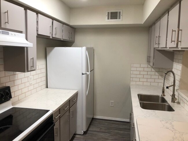 Building Photo - 2100 Wilcrest Dr