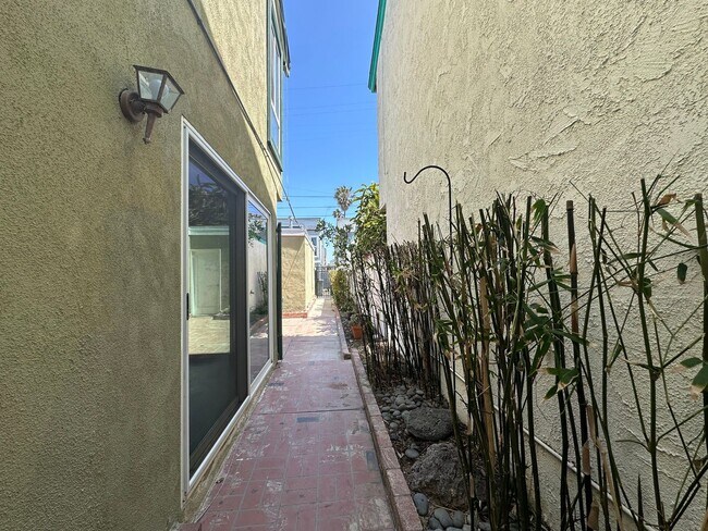 Building Photo - Huntington Beach Home