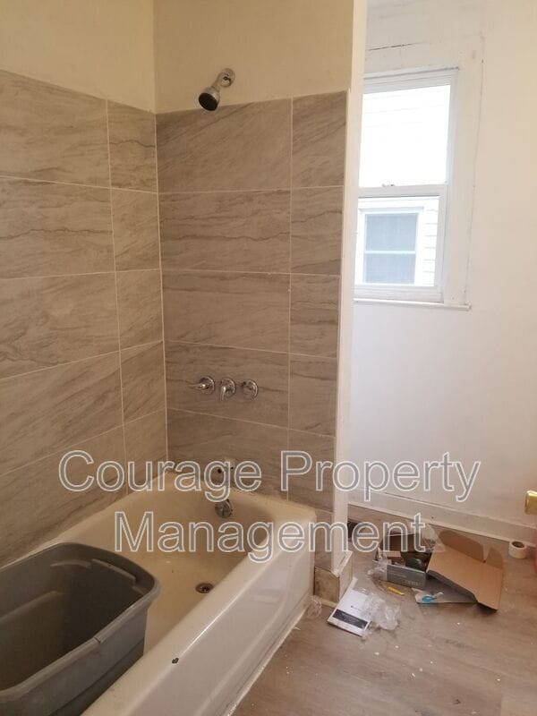 Building Photo - 514 W 1st St