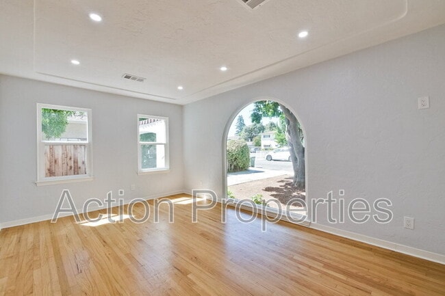 Building Photo - 152 S Bayview Ave