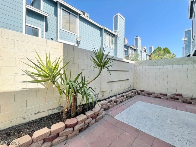 Building Photo - 3241 Symphony Dr