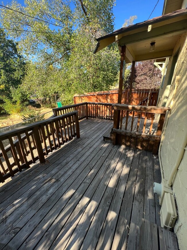 Building Photo - 2 Bedroom 1 Bathroom Home - Located Near D...