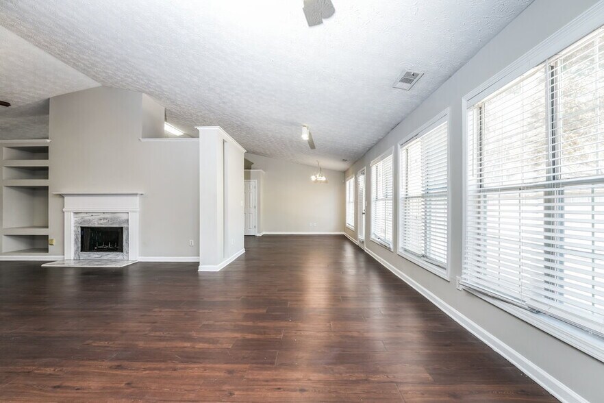 Building Photo - 920 Glen Oaks Ln