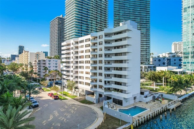 Building Photo - 555 NE 30th St