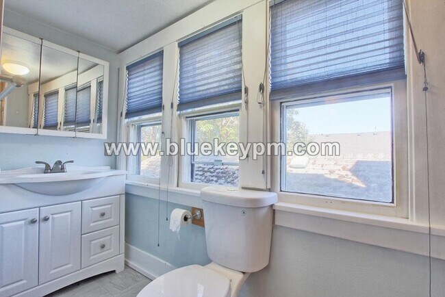 Building Photo - 3 Bed, 2 Bath Craftsman Home on Dead End R...