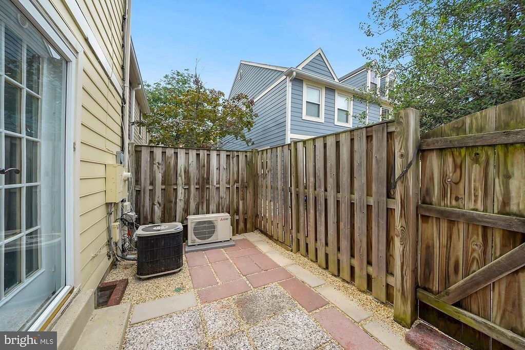 Building Photo - 1122 N Utah St