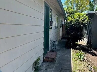 Building Photo - 2 bedroom, 1 bath duplex