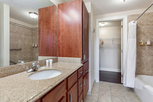 Building Photo - 925 Common St