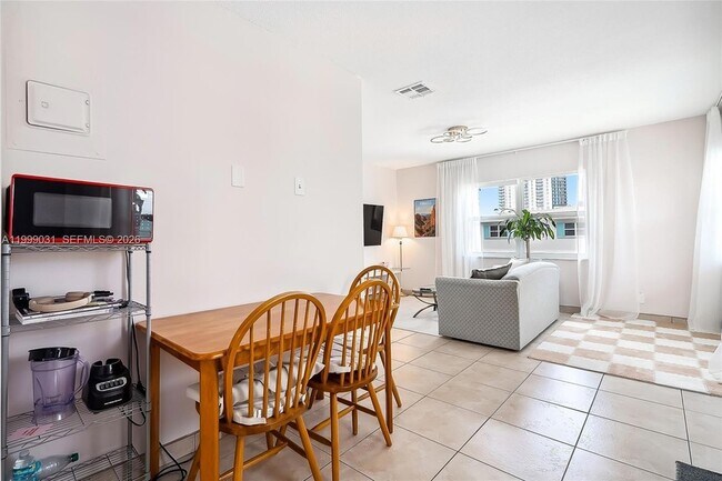 Building Photo - 1824 Monroe St