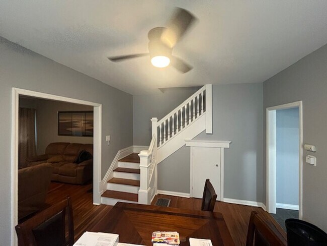 Building Photo - Spacious 3 bed, 1.5 bath duplex