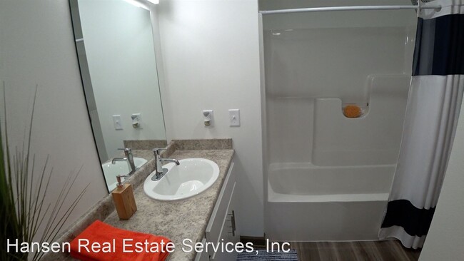 Building Photo - 708 SE 6th St