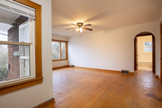 Building Photo - 610 Russell St