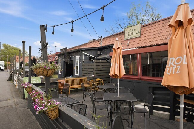 Building Photo - Sylvan Park Charm