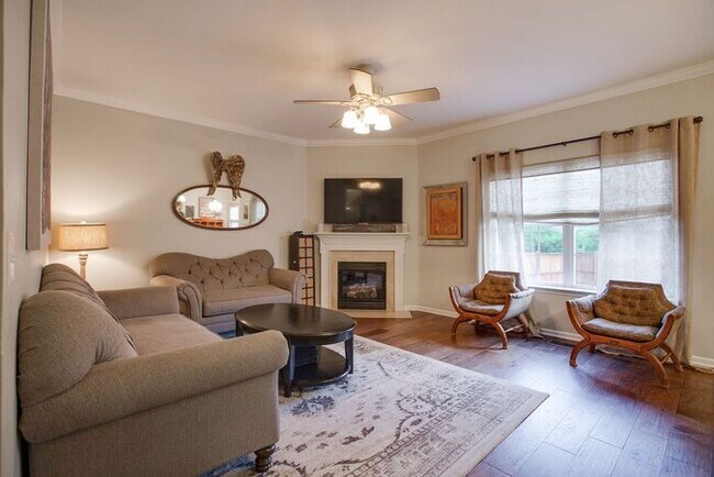 Building Photo - Pristine 5 Bed Fenced Franklin Home!