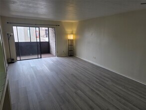 Building Photo - 3025 Walnut Bend Ln