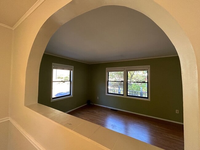 Building Photo - Kenilworth - Adorable 2 Bedroom House