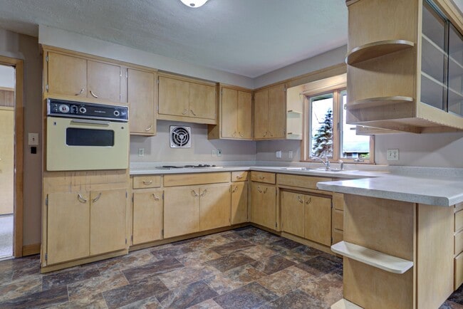 Building Photo - 2 bed, 1 bath –1270 SF – Nice Ranch Single...