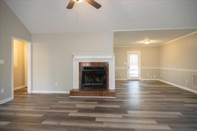 Building Photo - Spacious 3/2 Ranch Home w/ 2 Car Garage in Quiet Neighborhood