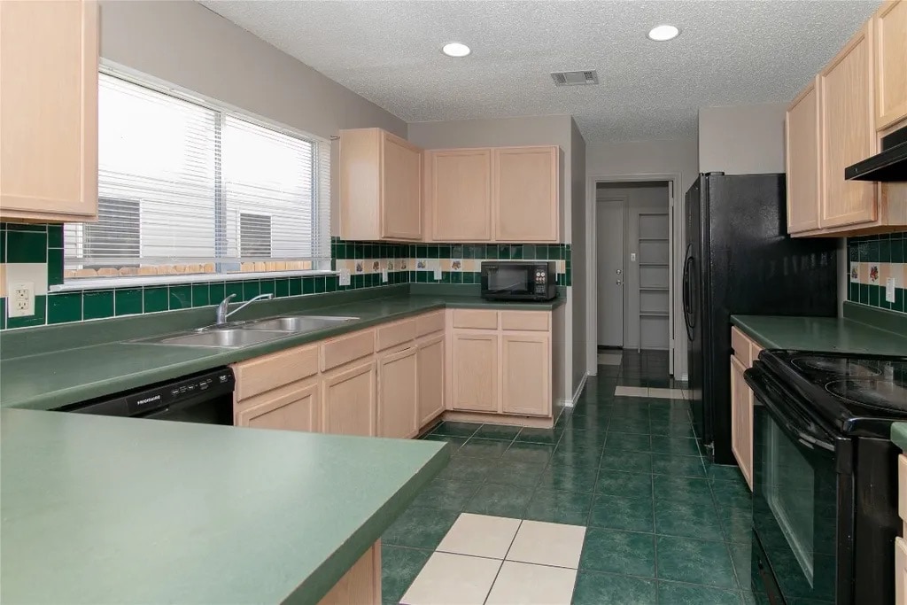 Building Photo - Room in House on Heyerdahl Dr
