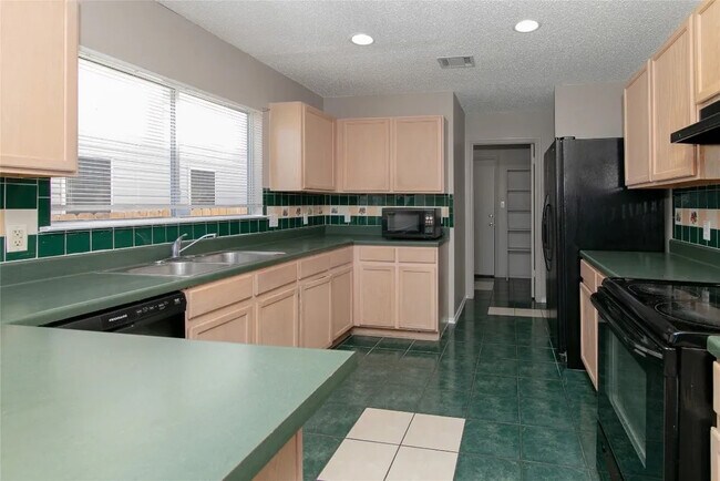 Building Photo - Room in Single Family Home on Heyerdahl Dr