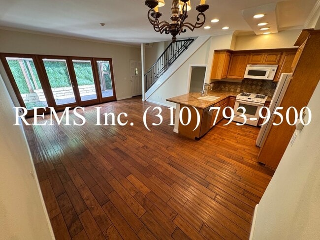 Building Photo - Refurbished Townhome with Laundry Hookups ...