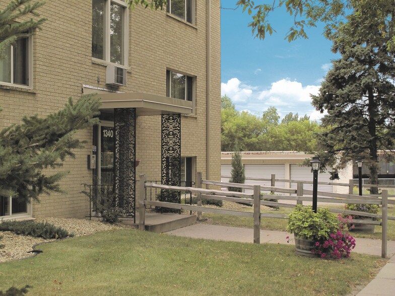 LaBlanche Apartments 390 W Cottage Ave Saint Paul MN 55117