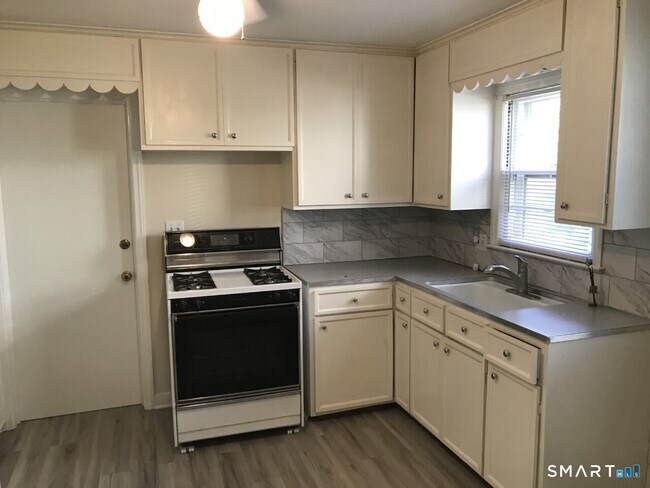 Building Photo - 720 Knapps Hwy