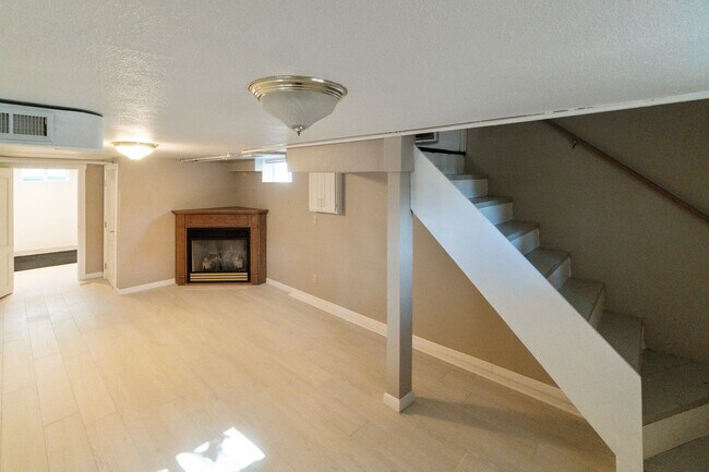 Building Photo - 2527 W Walton Ave
