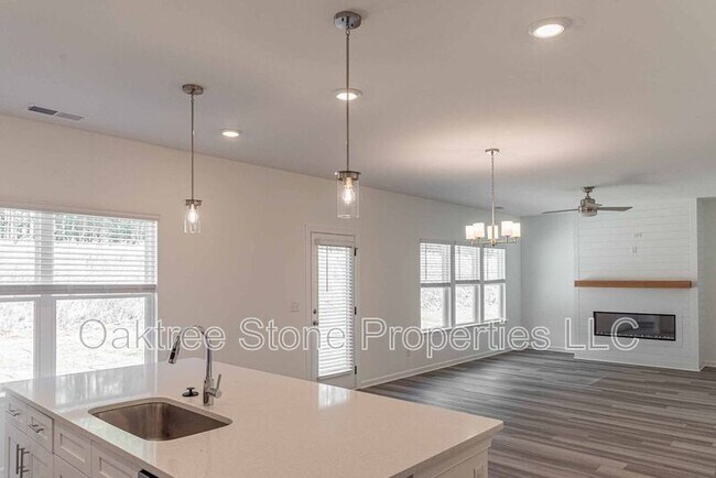 Building Photo - 3378 Skyland Dr