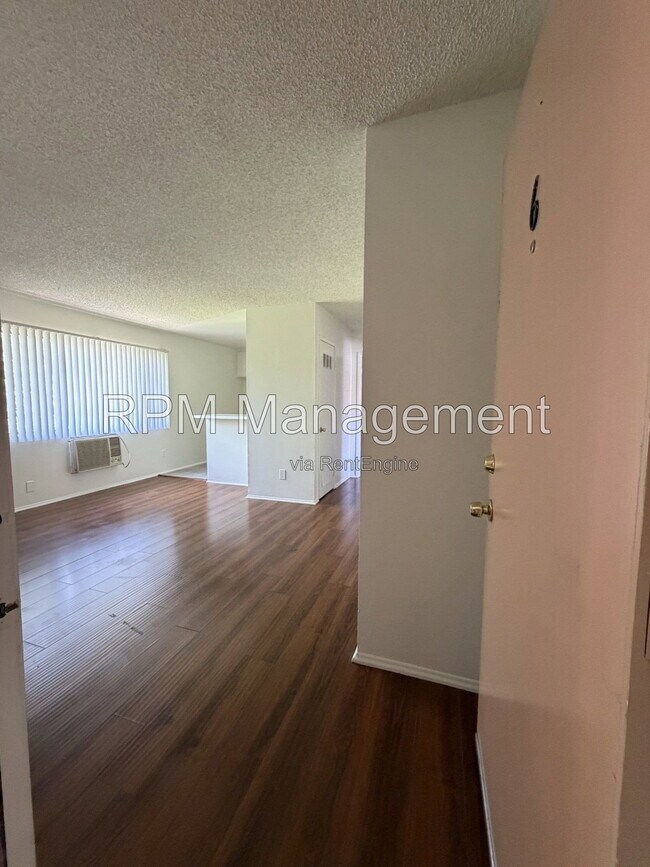 Building Photo - 6920 Simpson Ave