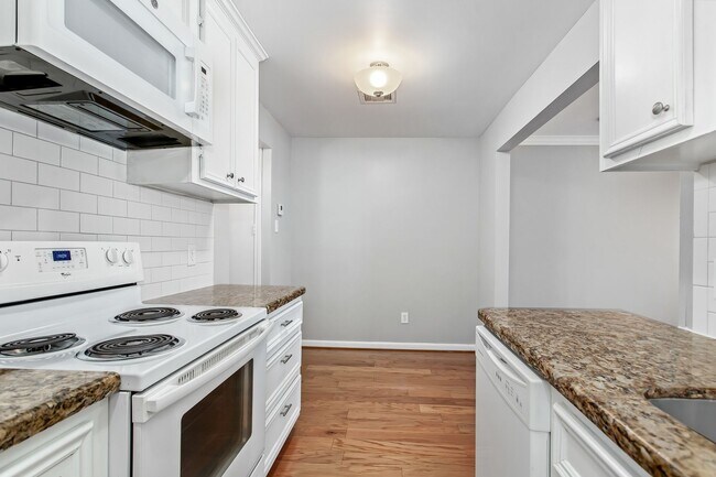 Building Photo - 2 Bedroom, 2 Bath Apartment in Munger Place!