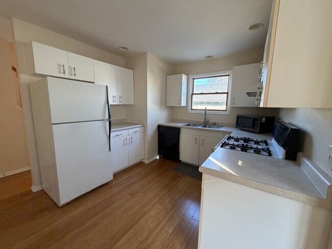 Building Photo - 411 Richards St