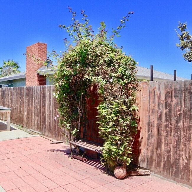 Building Photo - Available August 2026- 5 Bedroom with a POOL - on MARY LANE