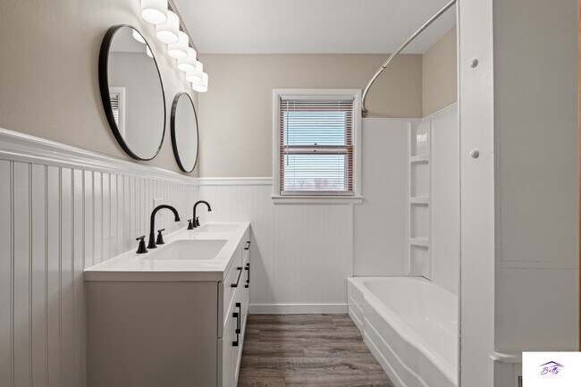 Building Photo - AVAILABLE NOW!